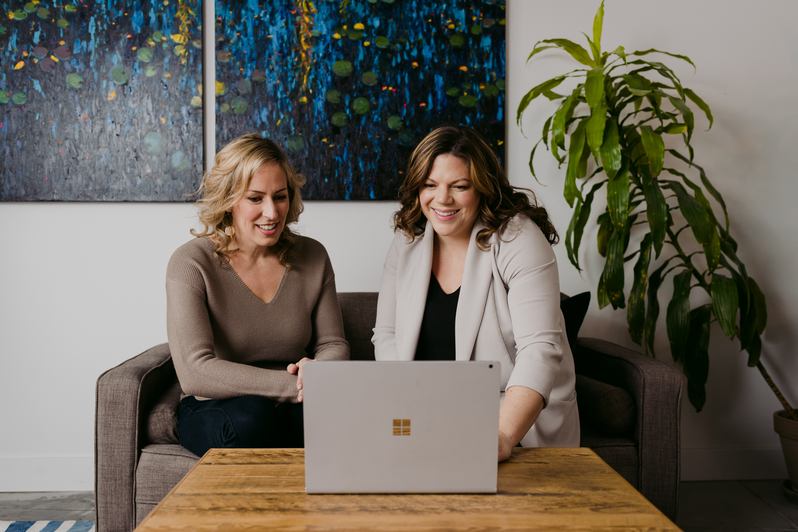 Daria Kark and Sarah Hunter working together at laptop